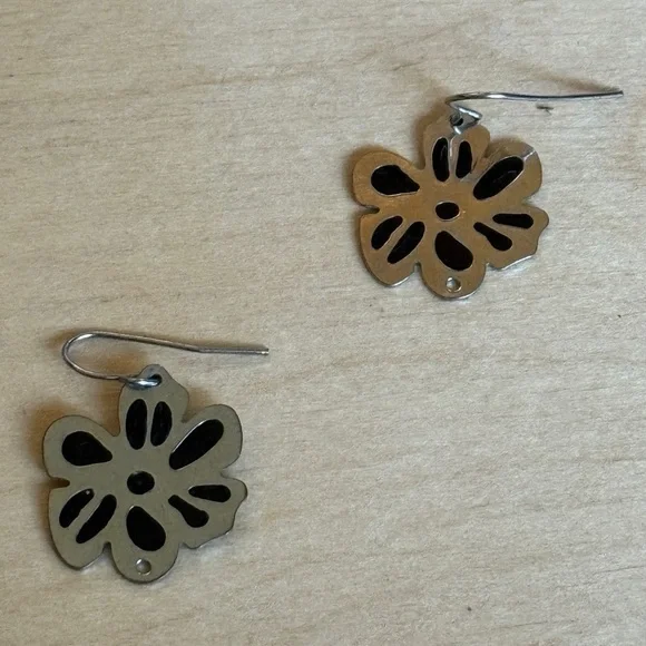 Floral Cutout Earrings in Black and Gold - Picture 2 of 3